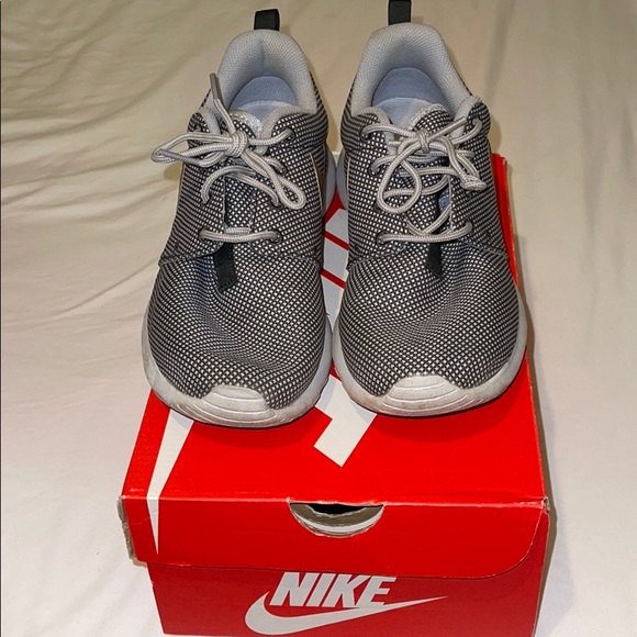 NIKE Woman Grey and Gold Roshe - Picture 3 of 5